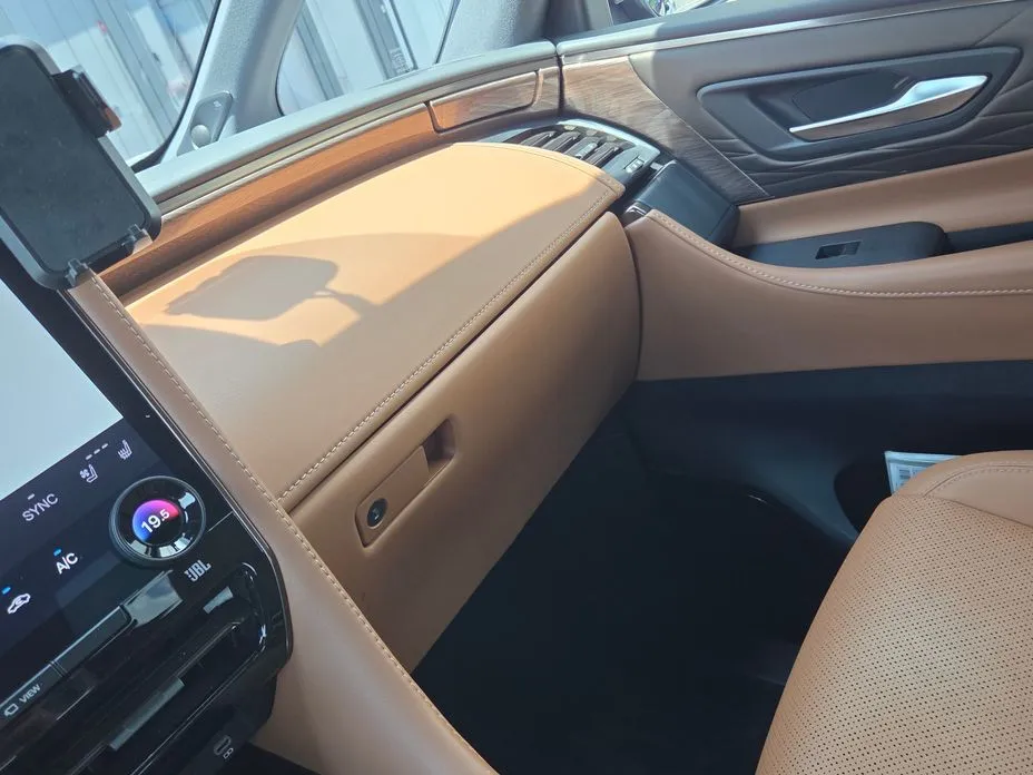 Toyota Alphard — фото 3