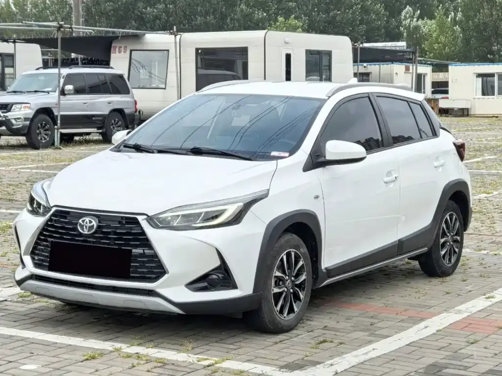 Toyota Yaris L — фото 1