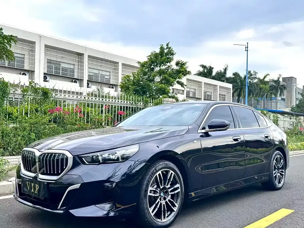 BMW 5 Series — фото 1