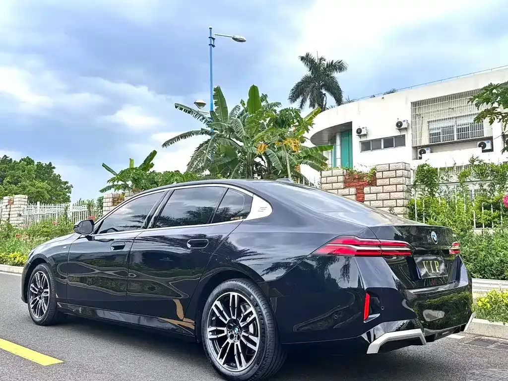 BMW 5 Series — фото 10