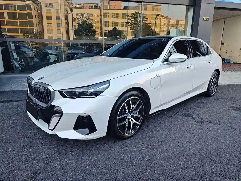BMW i5 — фото 1