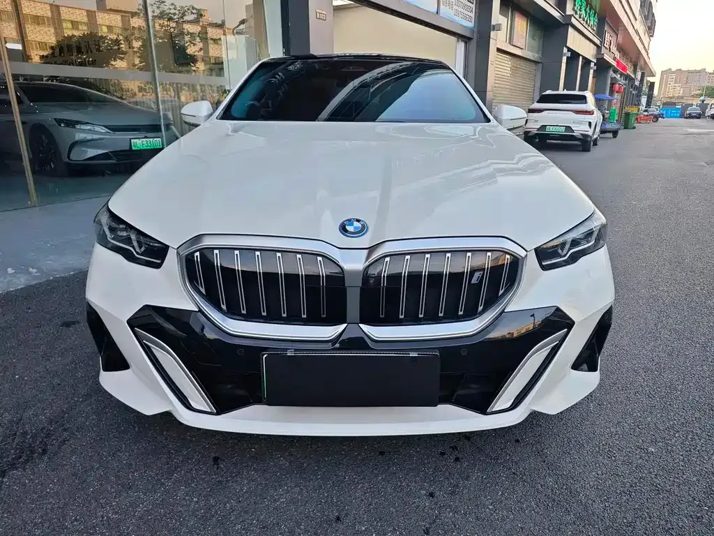 BMW i5 — фото 8
