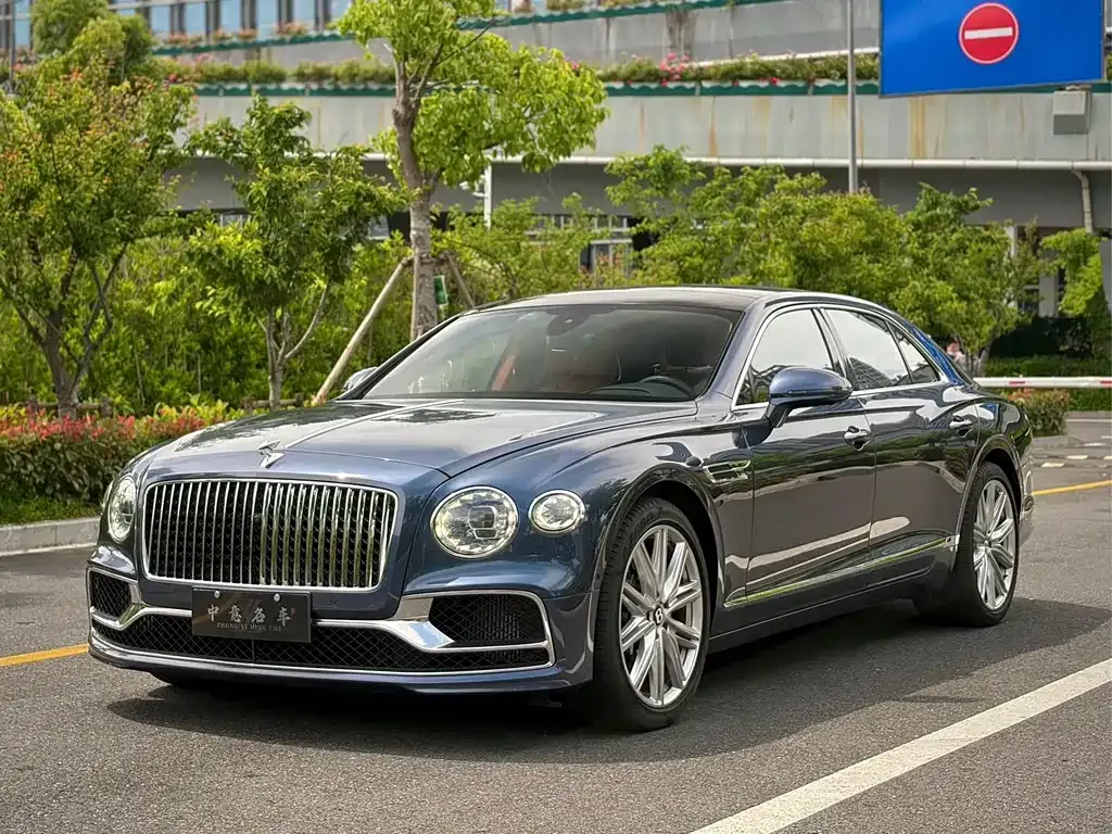 Bentley Flying Spur — фото 1