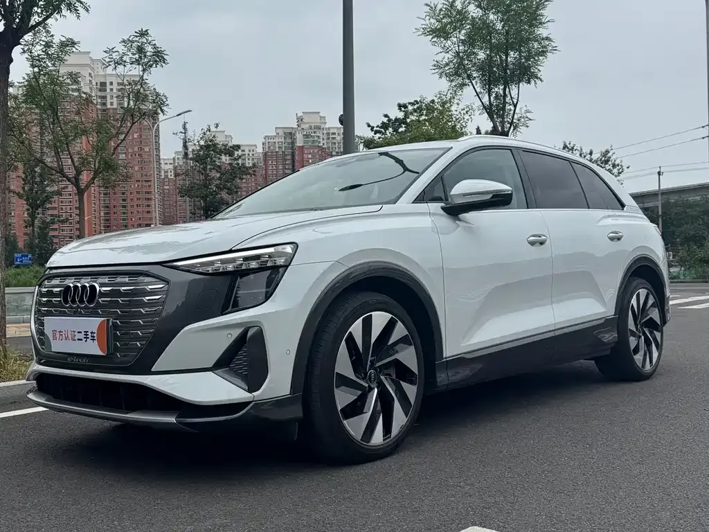 Audi Q5 e-tron — фото 1