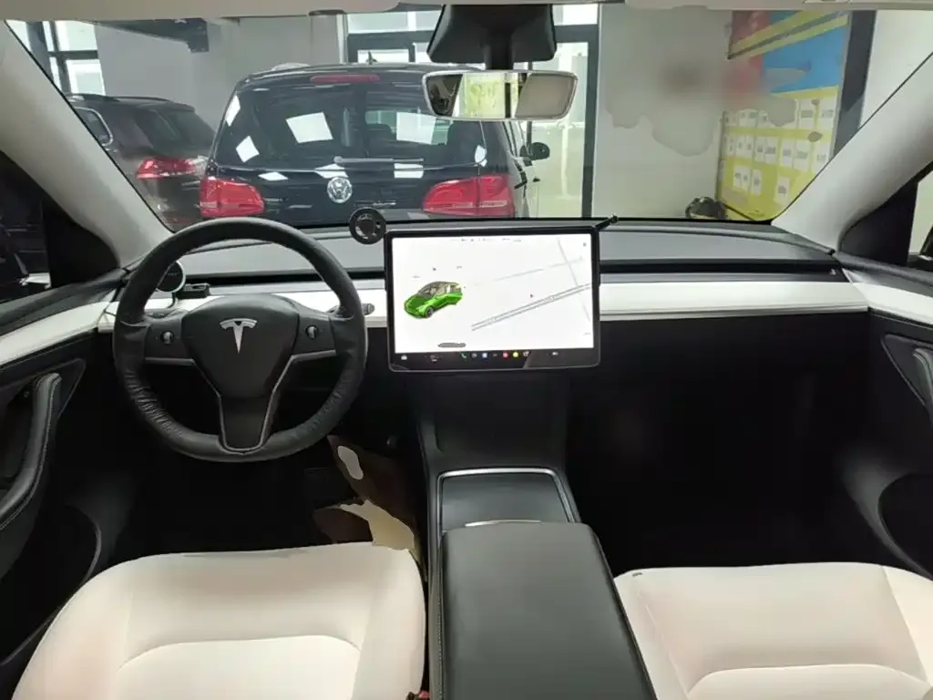 Tesla Model Y — фото 10