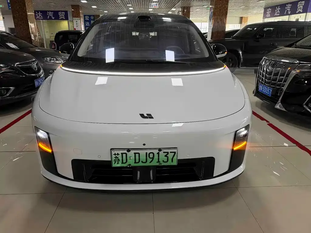 Li Auto i8 — фото 1