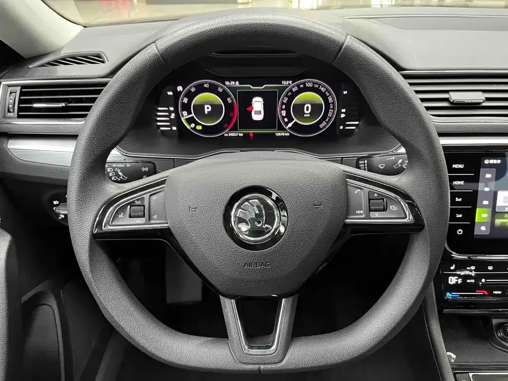 Skoda Superb — фото 8
