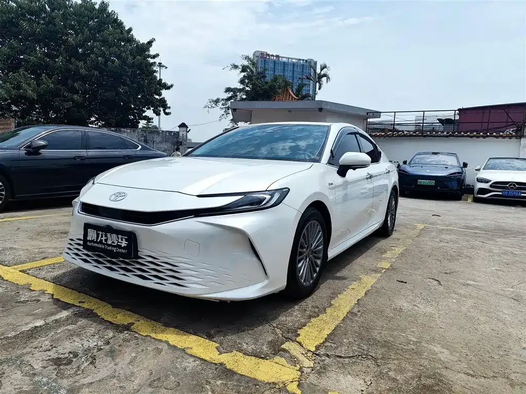 Toyota Camry — фото 1