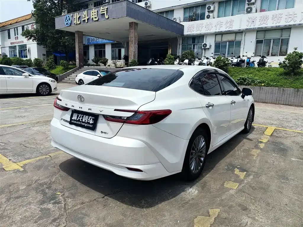 Toyota Camry — фото 4