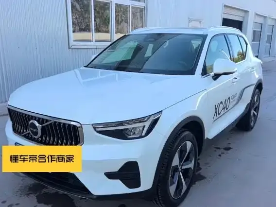 Volvo XC40 — фото 1