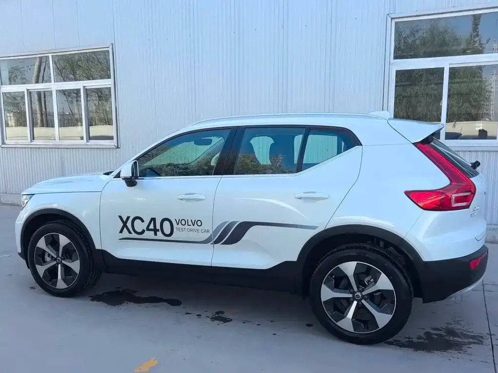Volvo XC40 — фото 9