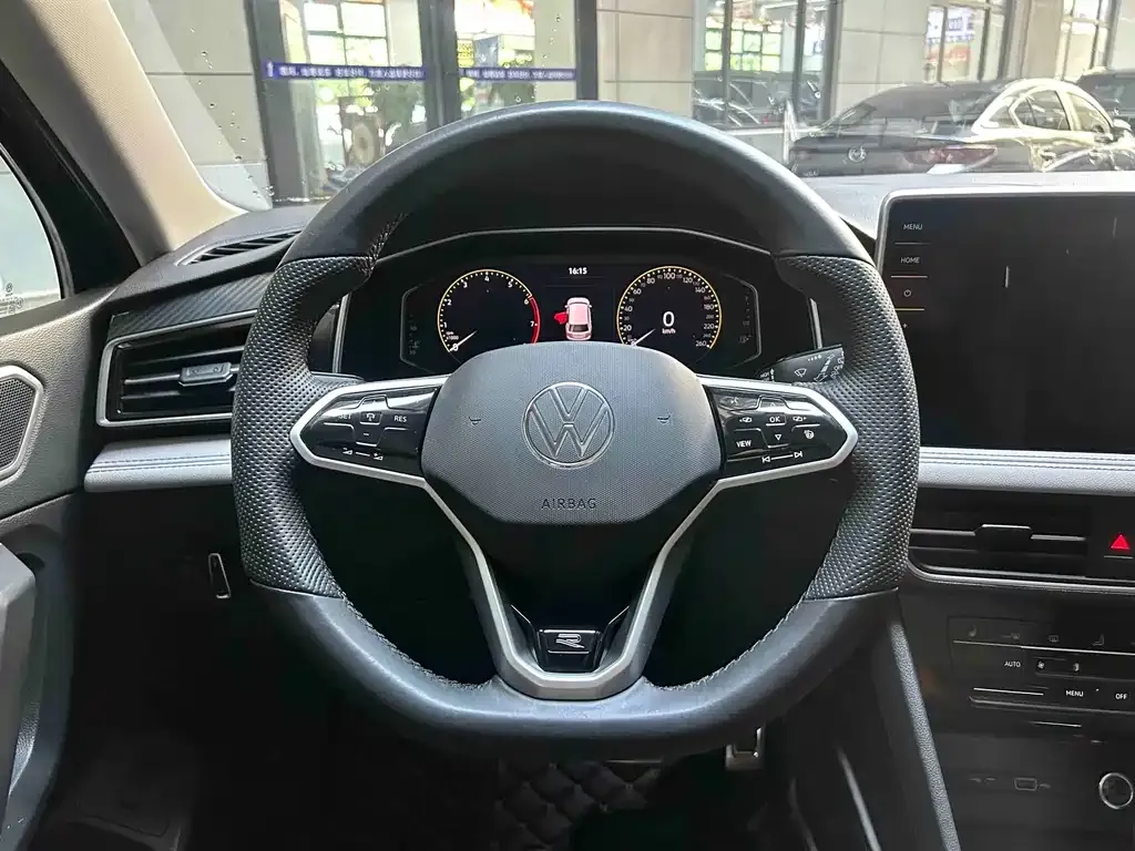 Volkswagen Tiguan L — фото 10