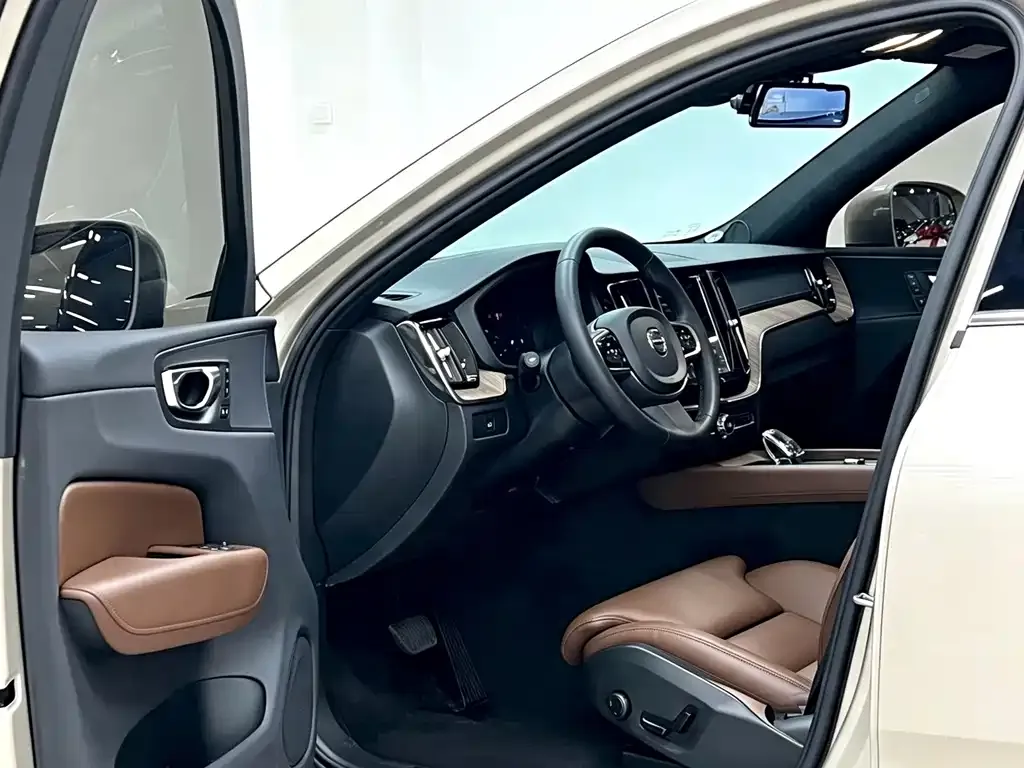 Volvo XC60 — фото 10