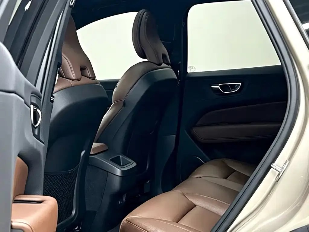 Volvo XC60 — фото 5