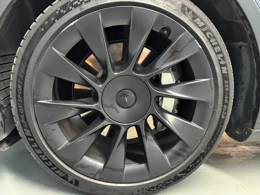 Tesla Model Y — фото 8