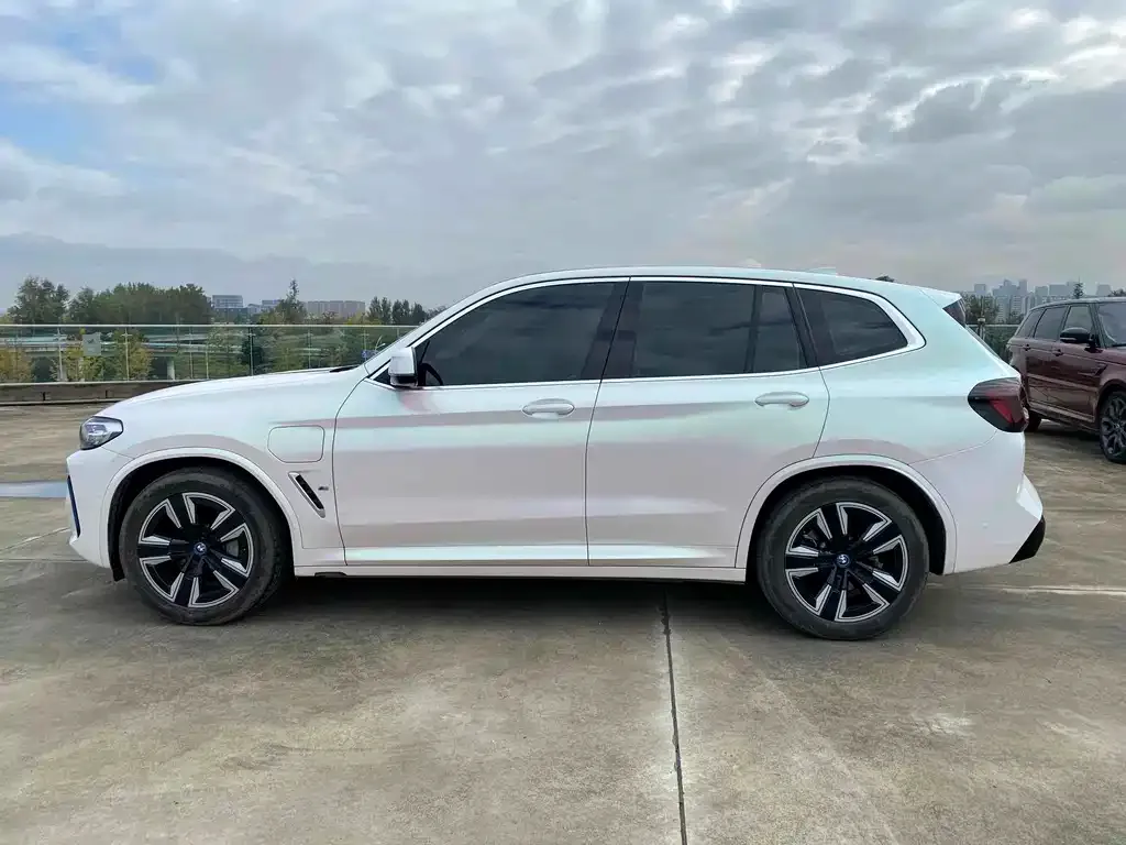 BMW iX3 — фото 10