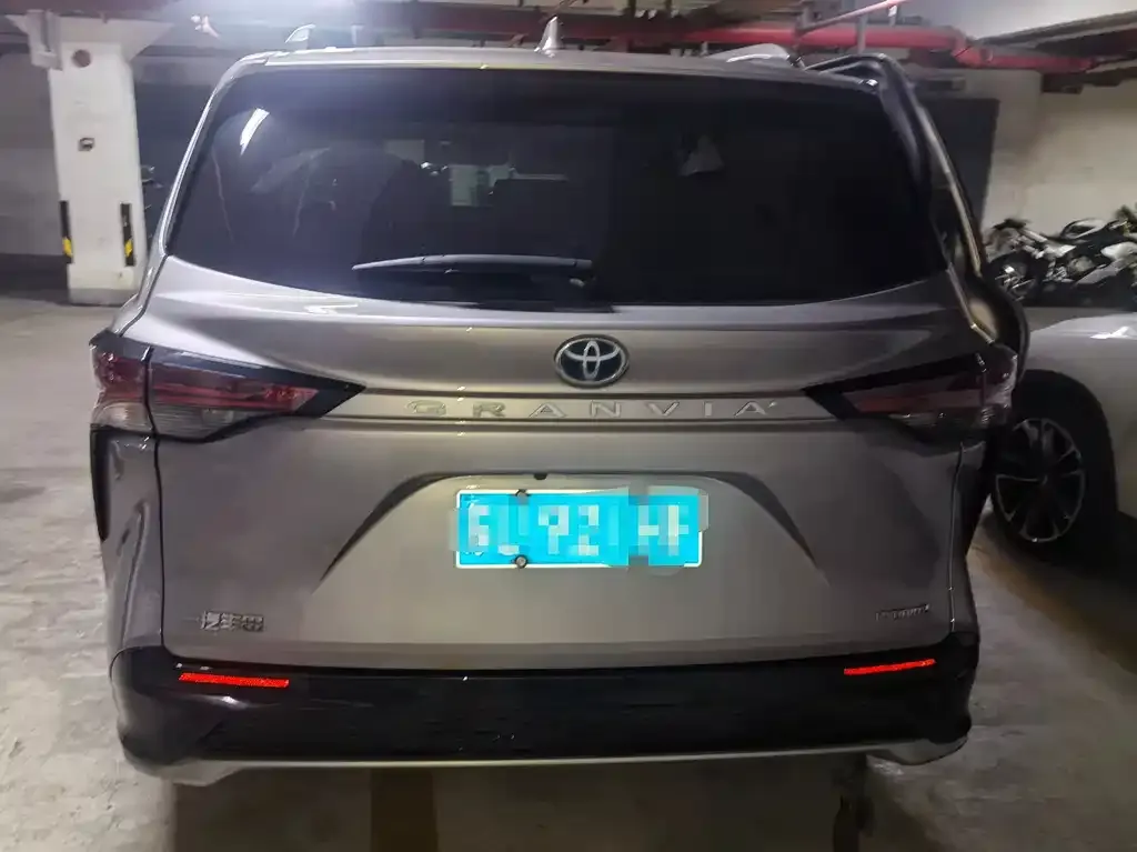 Toyota Granvia — фото 2