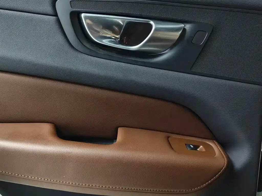 Volvo XC60 — фото 10