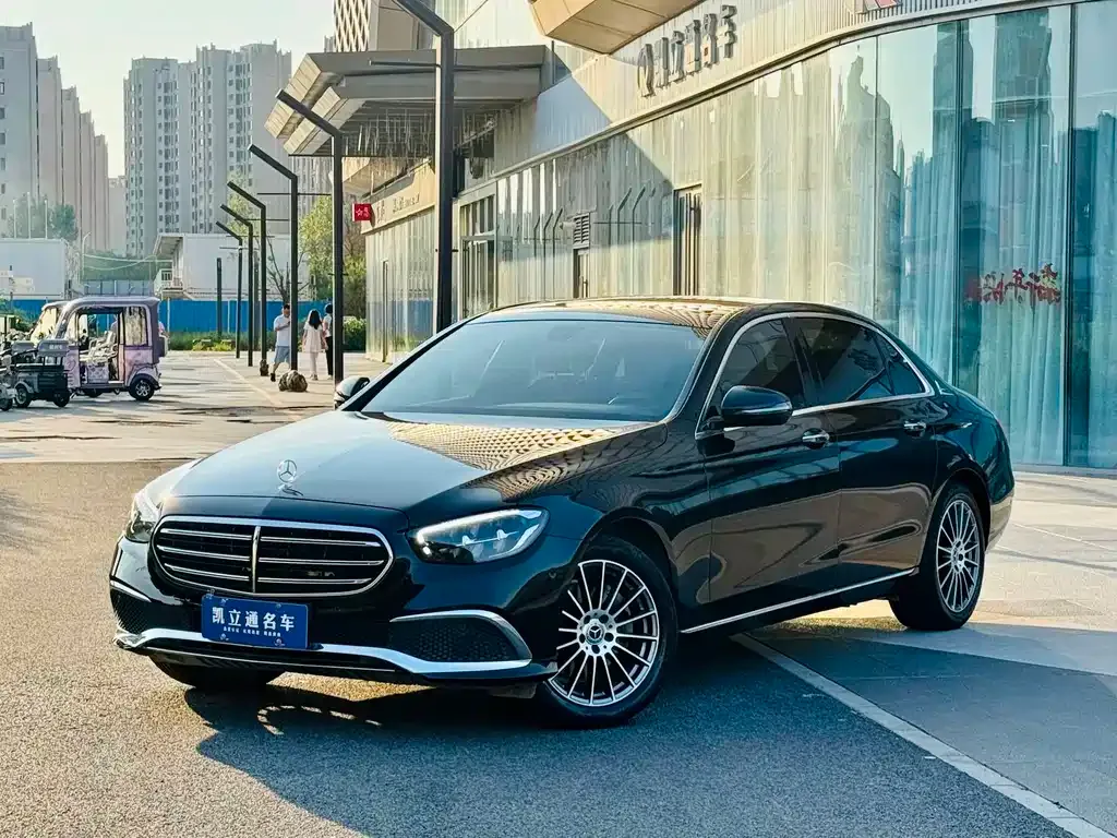 Mercedes-Benz E-Class — фото 1