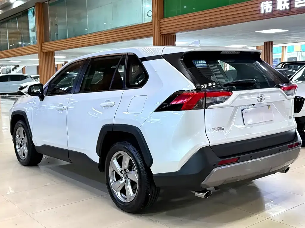 Toyota RAV4 — фото 8