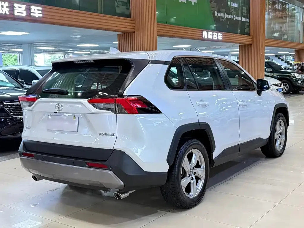 Toyota RAV4 — фото 10