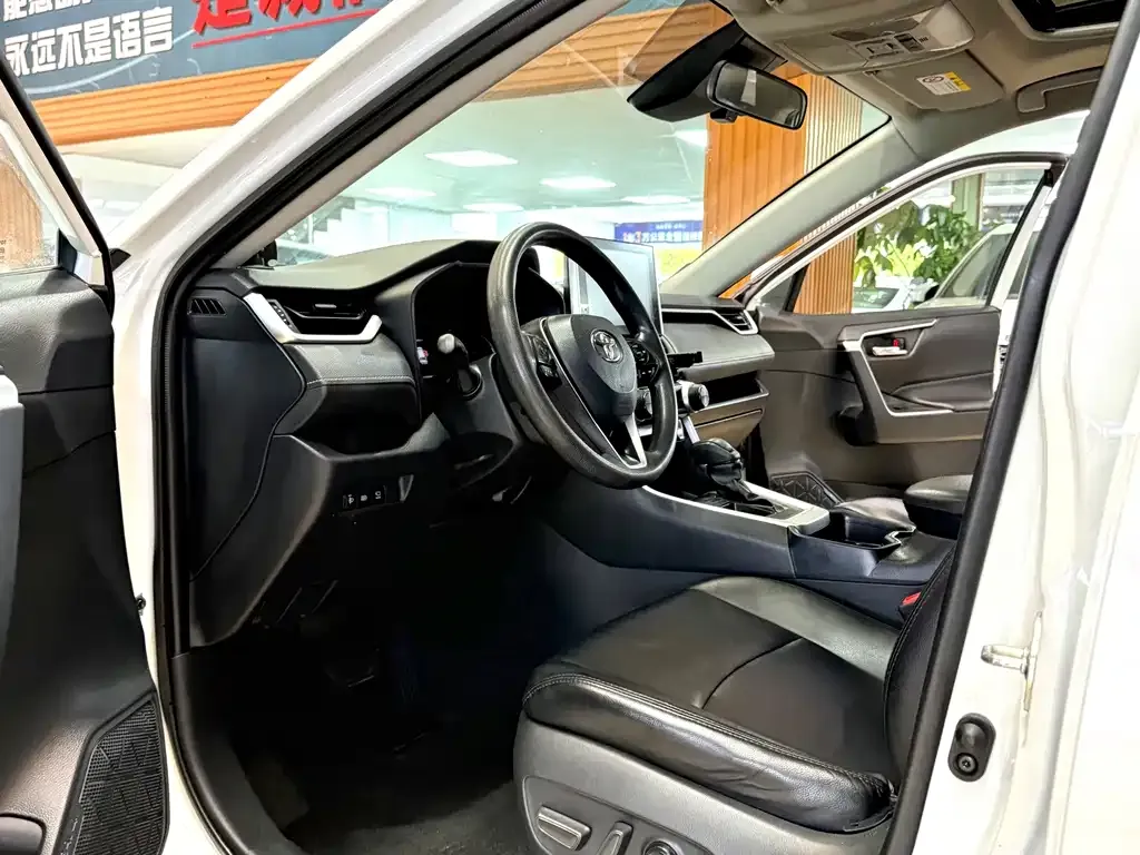 Toyota RAV4 — фото 9