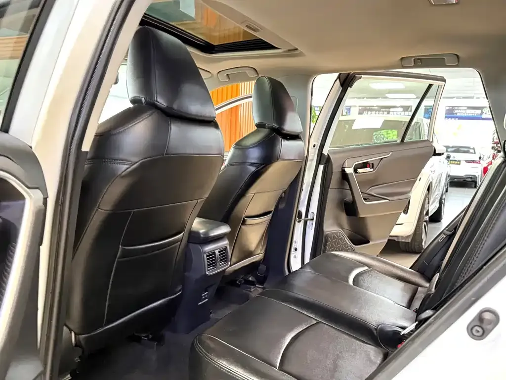 Toyota RAV4 — фото 5