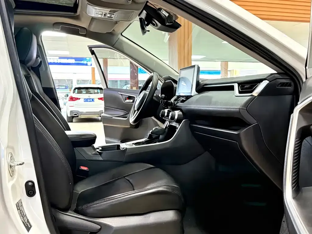 Toyota RAV4 — фото 3