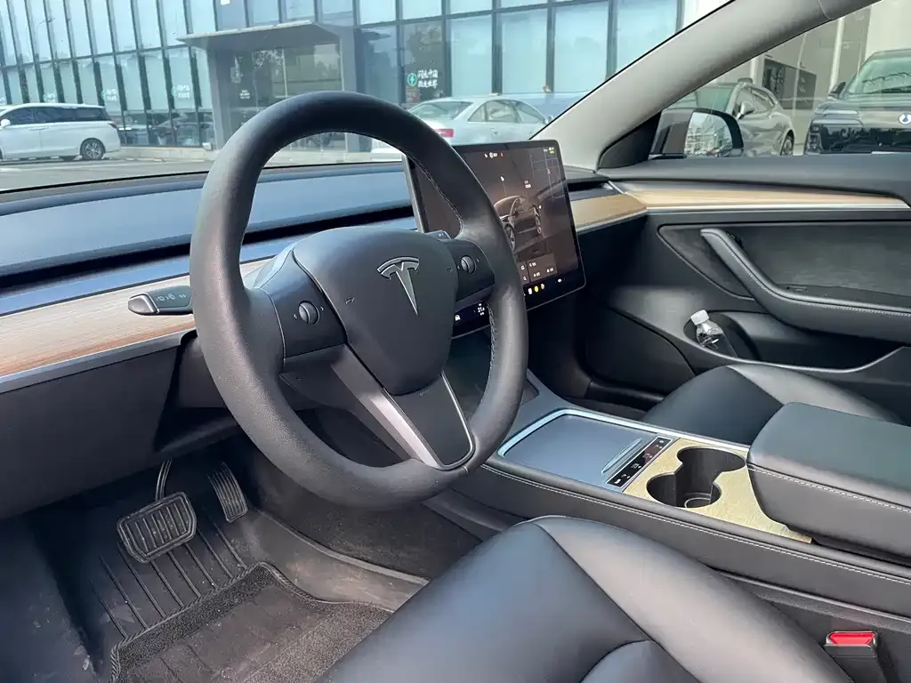 Tesla Model 3 — фото 3