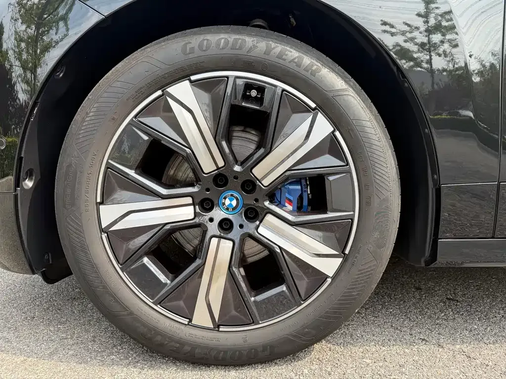 BMW iX M60 — фото 7