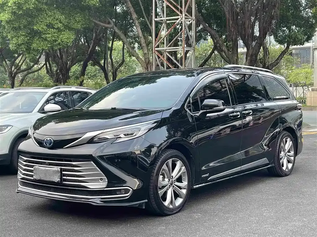 Toyota Sienna — фото 1