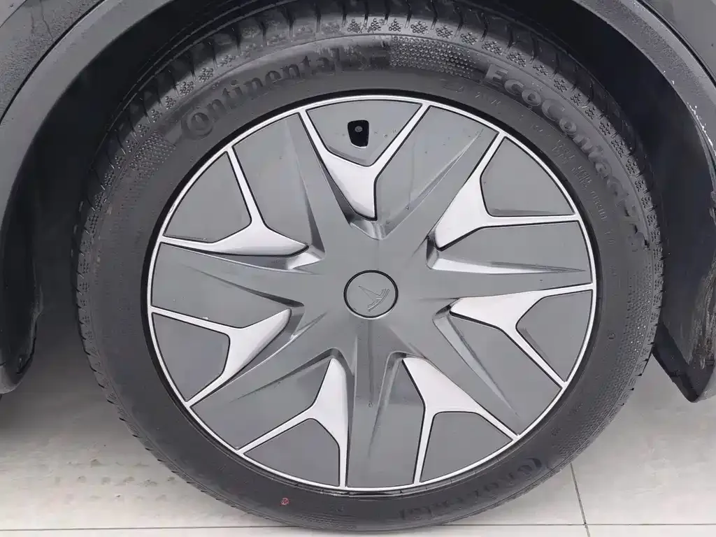 Tesla Model Y L — фото 7