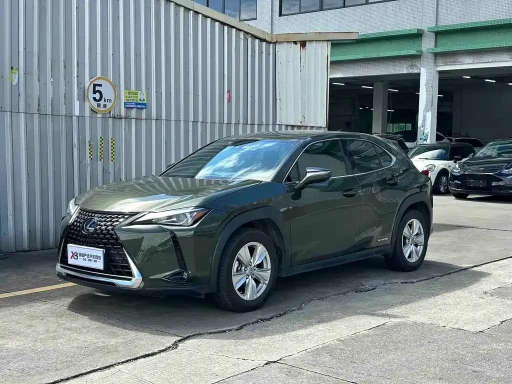 Lexus UX — фото 1