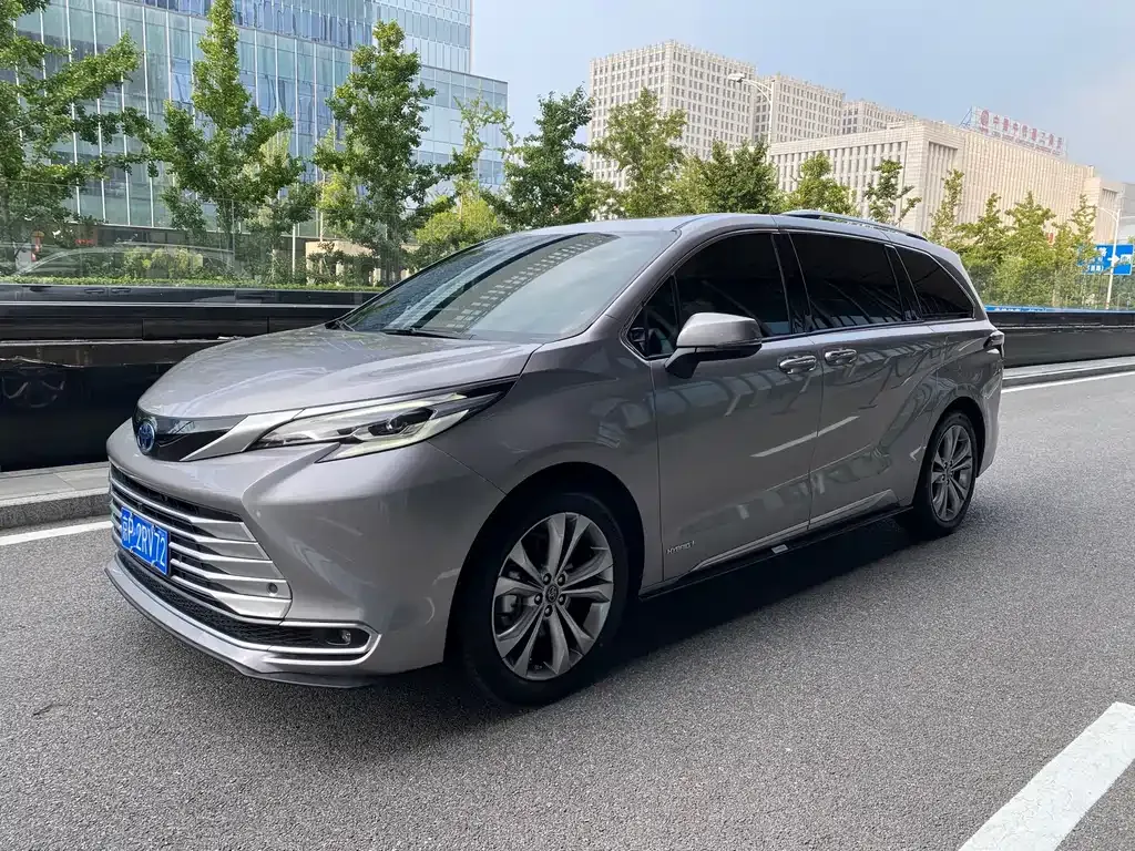 Toyota Sienna — фото 1