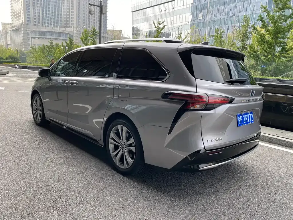 Toyota Sienna — фото 8