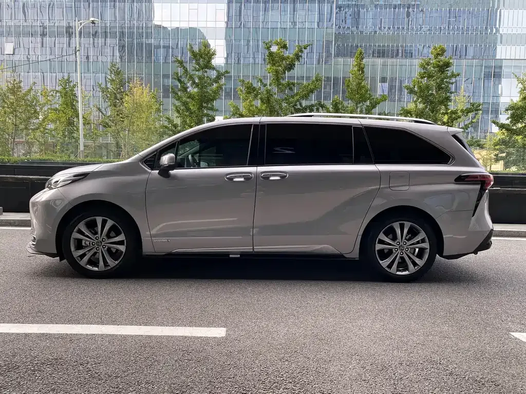 Toyota Sienna — фото 7