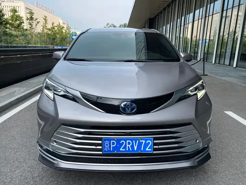 Toyota Sienna — фото 10