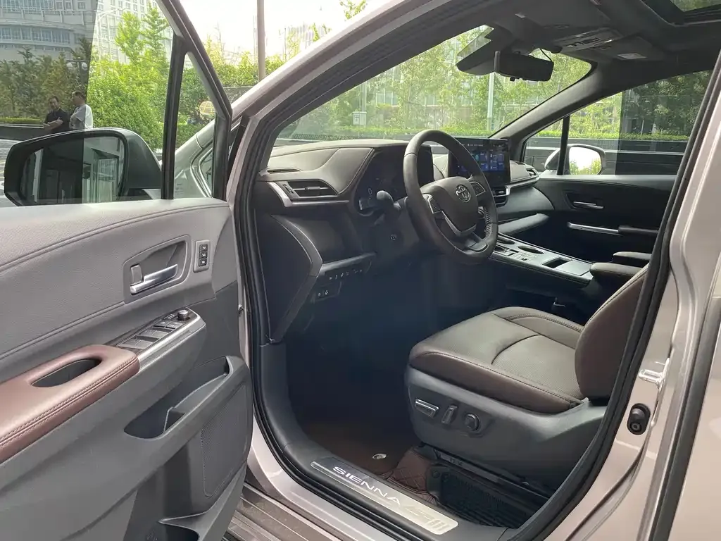 Toyota Sienna — фото 2