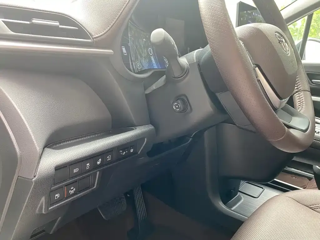 Toyota Sienna — фото 9