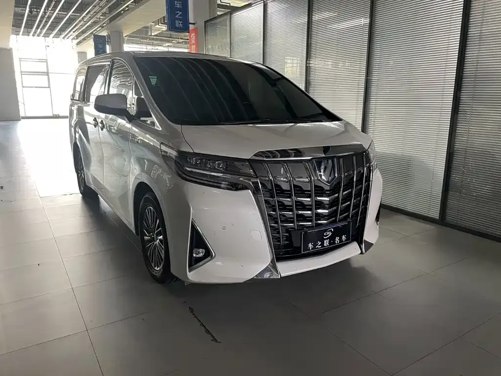 Toyota Alphard — фото 1