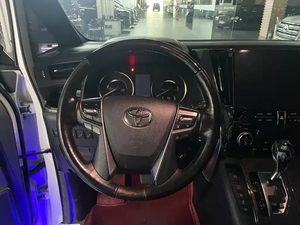 Toyota Alphard — фото 10