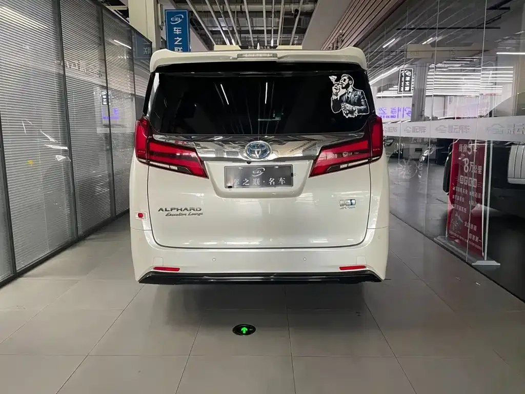 Toyota Alphard — фото 9