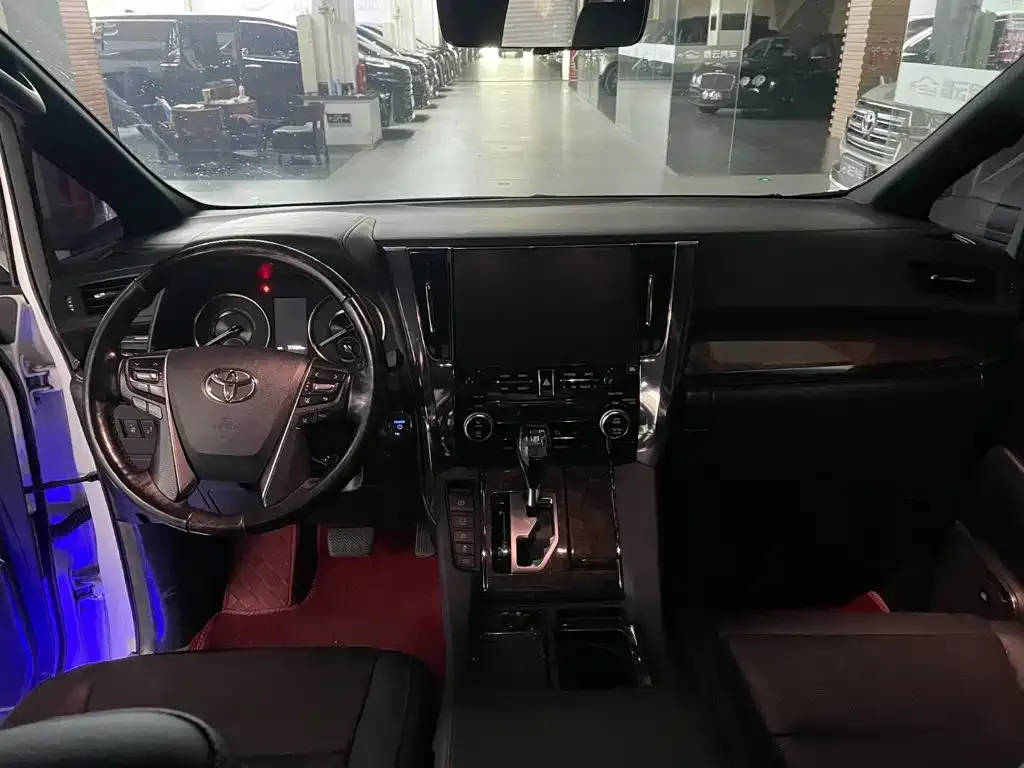 Toyota Alphard — фото 5