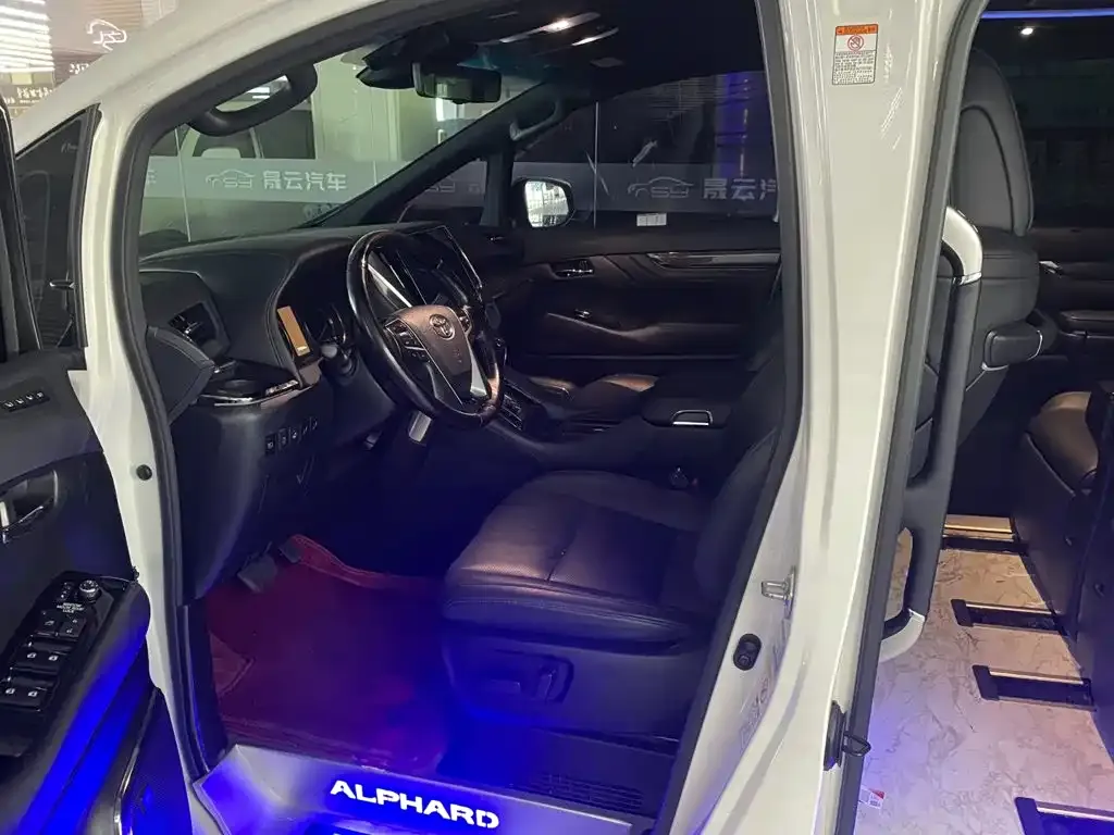 Toyota Alphard — фото 4