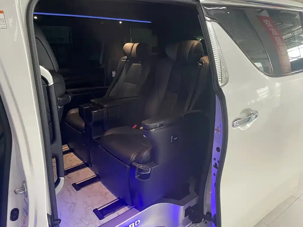 Toyota Alphard — фото 2