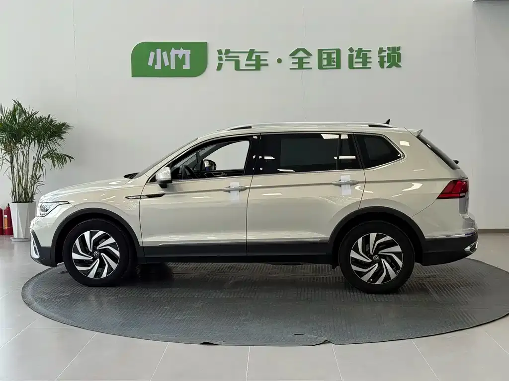 Volkswagen Tiguan L — фото 8