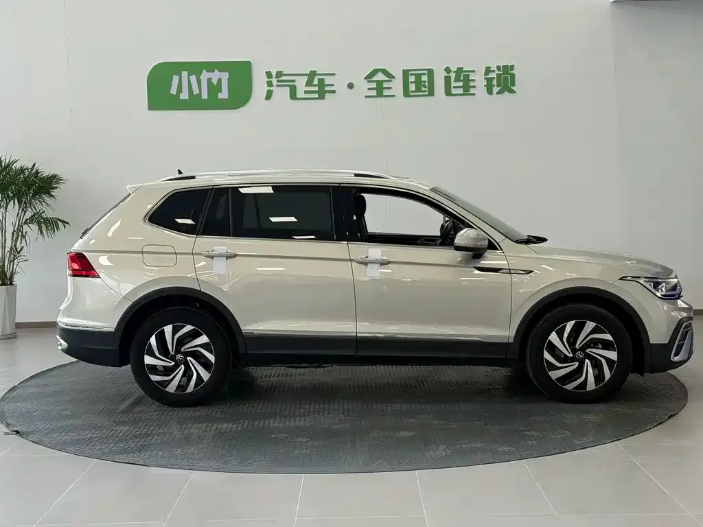 Volkswagen Tiguan L — фото 2