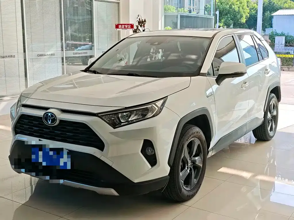Toyota RAV4 — фото 1
