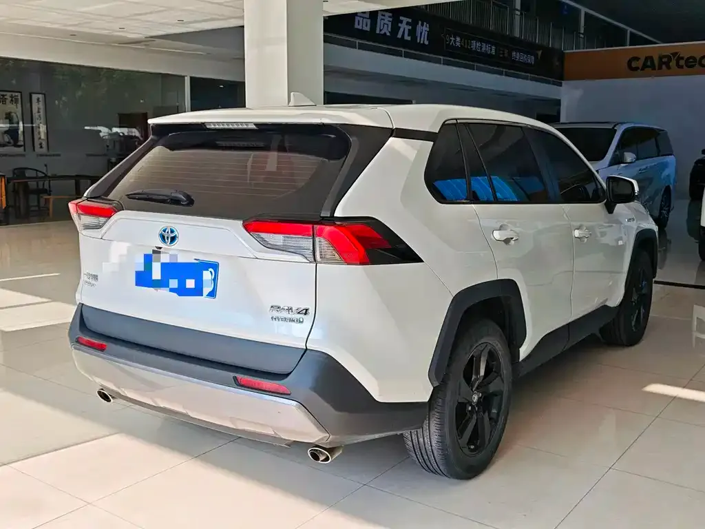 Toyota RAV4 — фото 7
