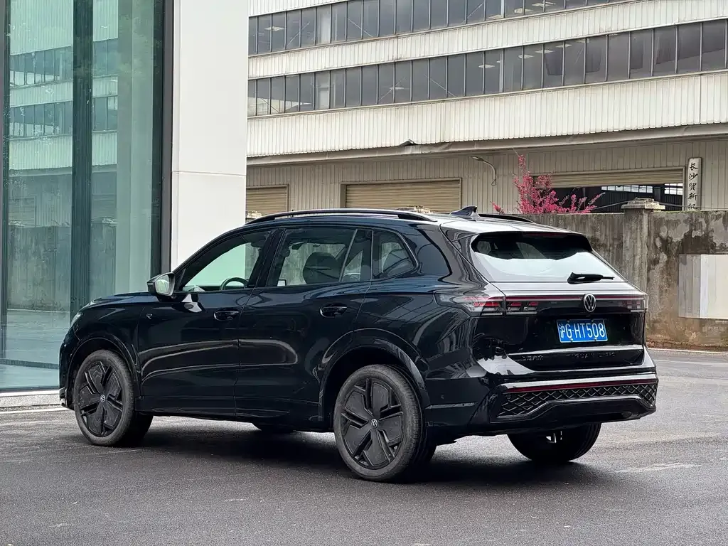 Volkswagen Tiguan L — фото 9